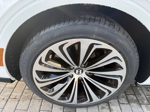 Used 2023 Bentley Bentayga Extended Wheelbase image 35