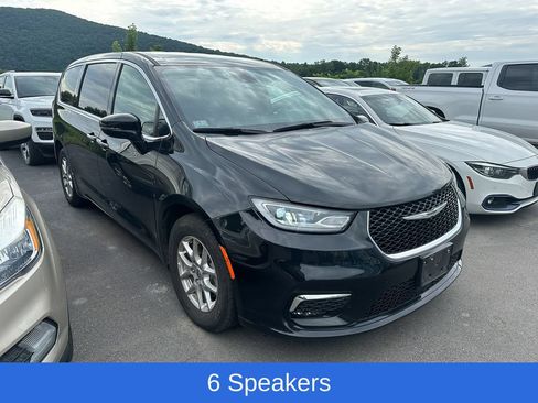 Used 2025 Chrysler Pacifica Select FWD image 2