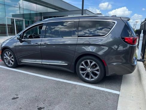 Used 2019 Chrysler Pacifica Limited w/ Tire & Wheel Group FWD image 2