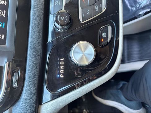 Used 2020 Chrysler Pacifica Touring-L FWD image 33