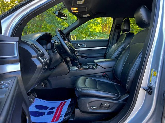 Used 2019 Ford Explorer XLT w/ Equipment Group 202A AWD/4WD image 18