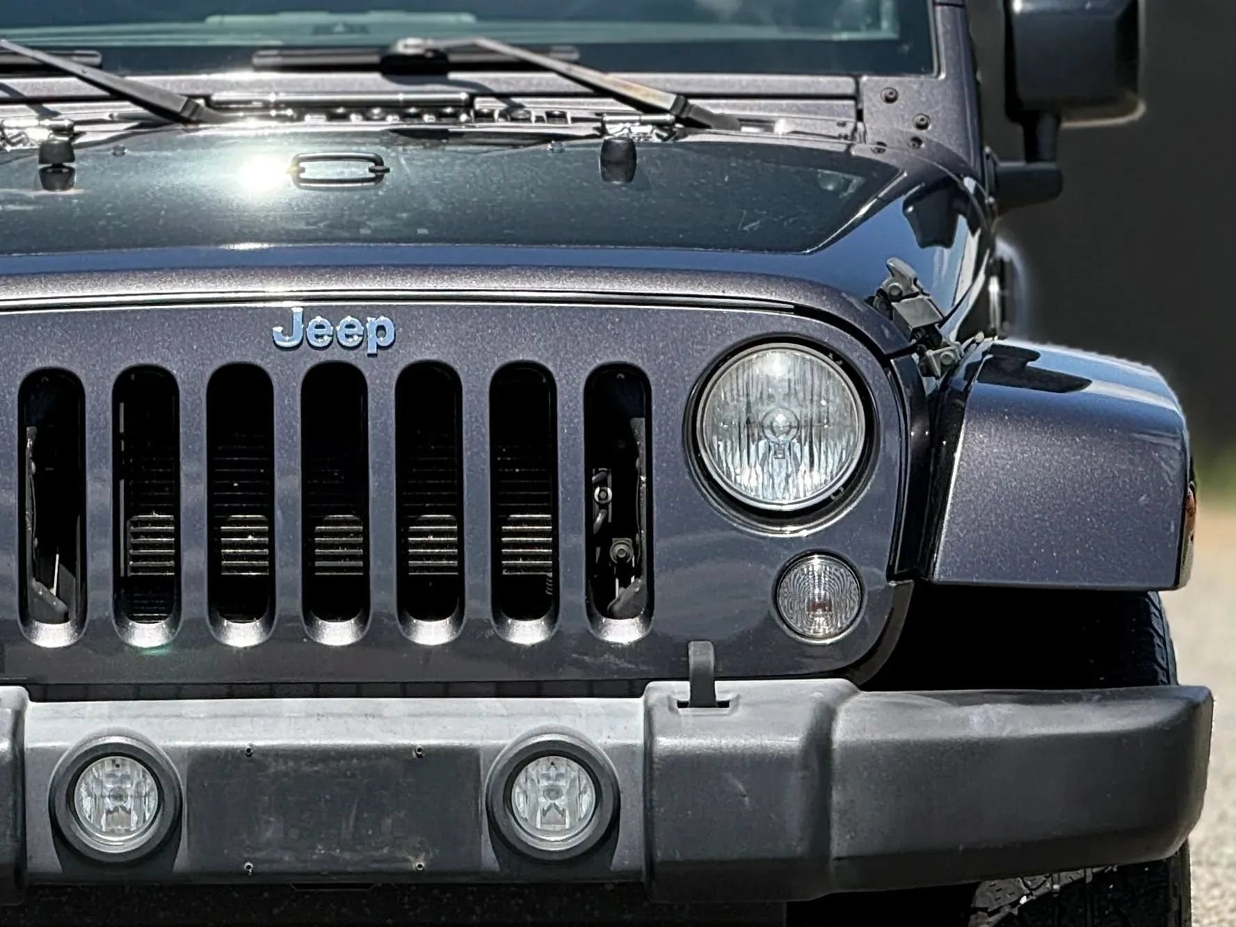 Used 2014 Jeep Wrangler Unlimited Sahara w/ Connectivity Group AWD/4WD image 12