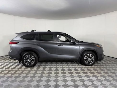 Used 2023 Toyota Highlander XLE FWD image 3