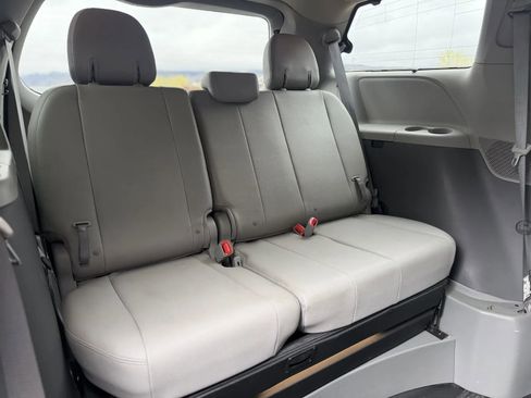 Used 2019 Toyota Sienna XLE w/ XLE Navigation Package FWD image 21