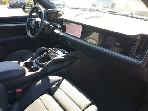 Used 2025 Porsche Cayenne image 19