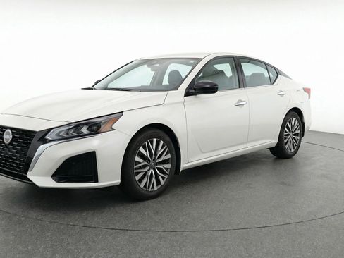 Used 2025 Nissan Altima 2.5 SV image 3