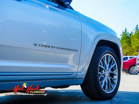 Used 2022 Jeep Grand Cherokee L Summit w/ Luxury Tech Group V image 12