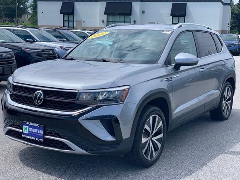 Used 2022 Volkswagen Taos SE w/ Panoramic Sunroof Package FWD image 4