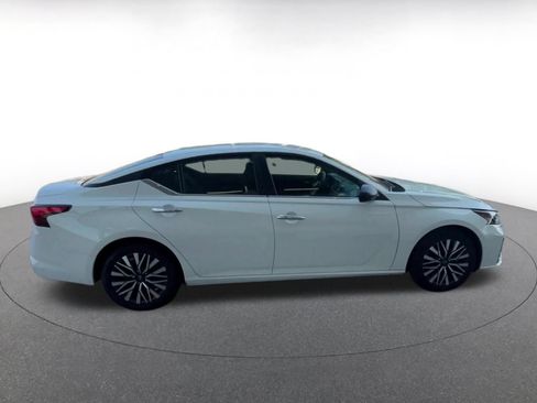 Used 2025 Nissan Altima 2.5 SV FWD image 13