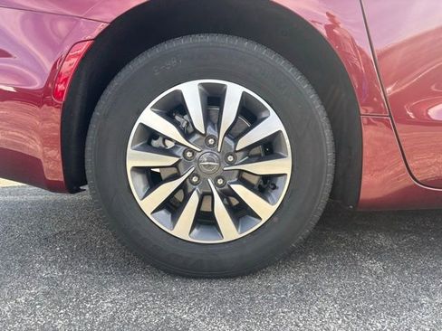 Used 2023 Chrysler Pacifica Touring-L FWD image 8