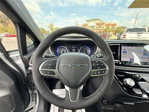 New 2026 Chrysler Pacifica Select image 13