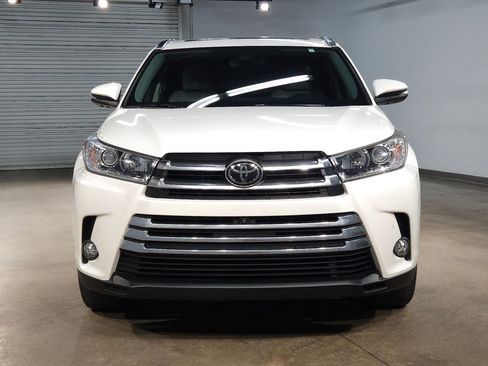 Used 2017 Toyota Highlander Limited Platinum image 2