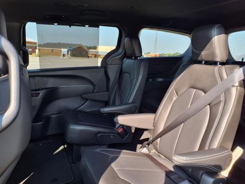 New 2025 Chrysler Voyager LX image 28
