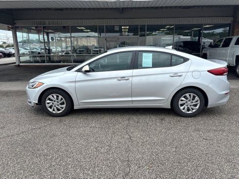 Used 2017 Hyundai Elantra SE image 8