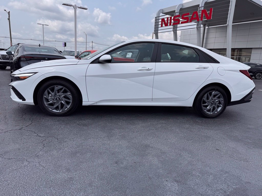 Used 2026 Hyundai Elantra Hybrid FWD image 2