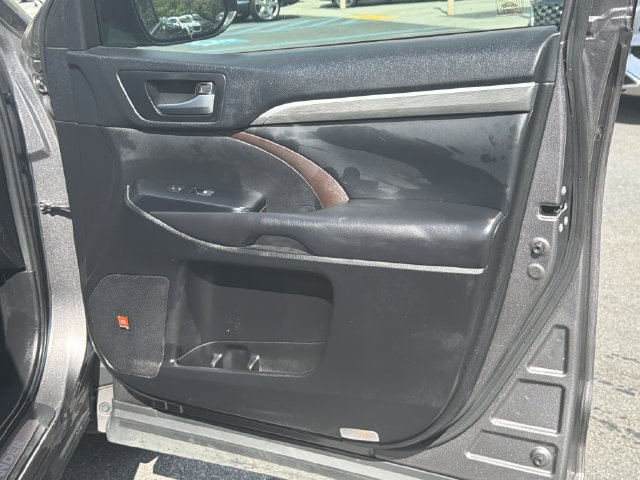Used 2019 Toyota Highlander Limited Platinum AWD/4WD image 16