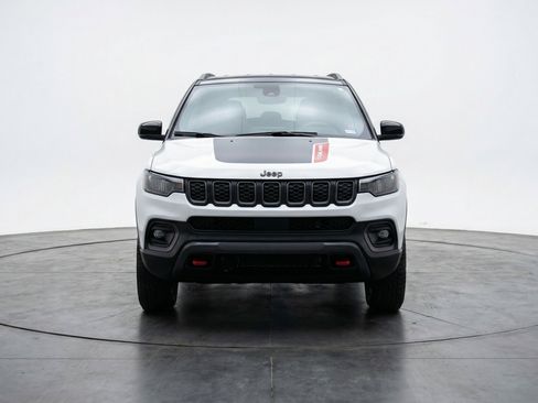 Used 2025 Jeep Compass Trailhawk AWD/4WD image 2