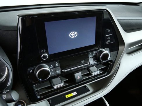 Used 2023 Toyota Highlander XLE AWD/4WD image 22
