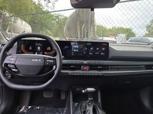 Used 2025 Kia K4 LXS image 33