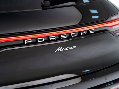 Certified 2025 Porsche Macan image 13