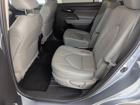 Used 2023 Toyota Highlander XLE image 14