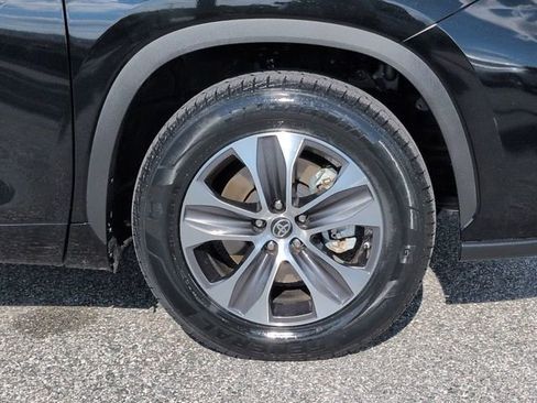 Used 2023 Toyota Highlander XLE FWD image 11
