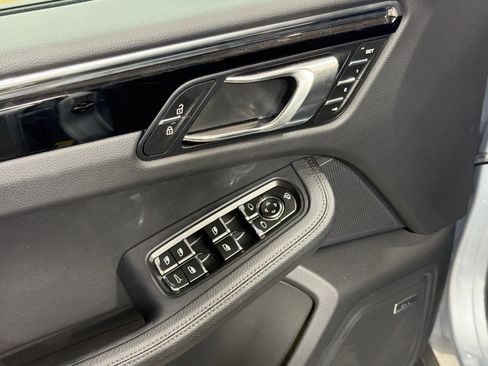 Used 2025 Porsche Macan image 24