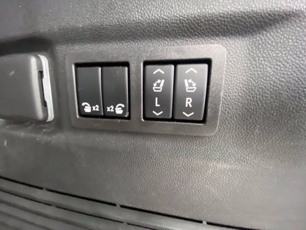 Used 2023 GMC Yukon Denali Ultimate AWD/4WD image 29