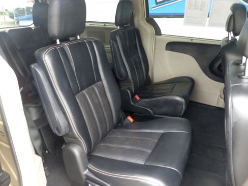 Used 2011 Chrysler Town & Country Touring-L w/ Entertainment Group #2 FWD image 15
