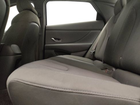 Used 2025 Hyundai Elantra SE FWD image 18