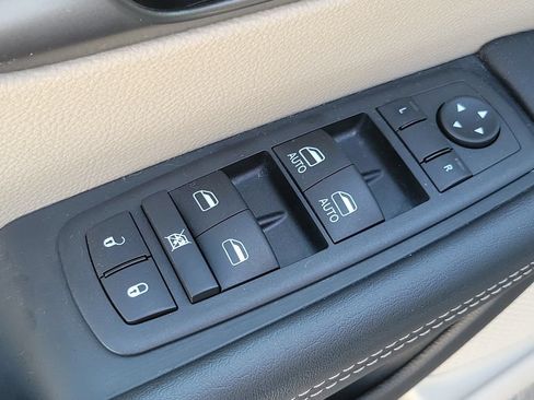 Used 2023 Chrysler Pacifica Touring-L FWD image 24