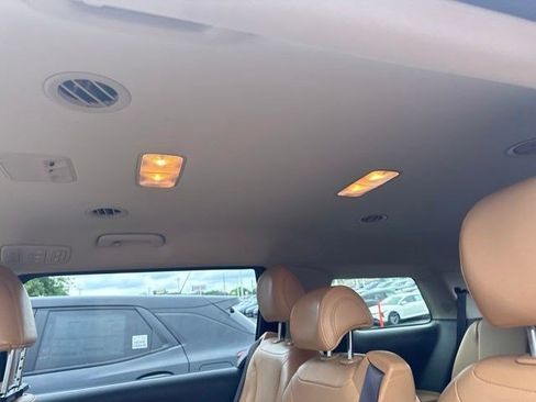 Used 2023 Kia Carnival LX FWD image 10