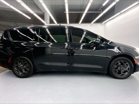 Used 2021 Chrysler Pacifica Limited w/ Uconnect Theater Family Group image 5