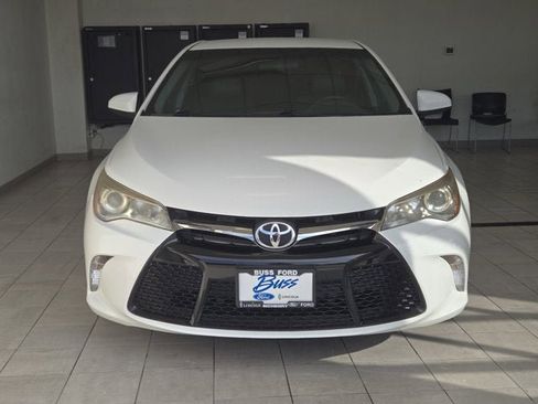 Used 2016 Toyota Camry SE image 2