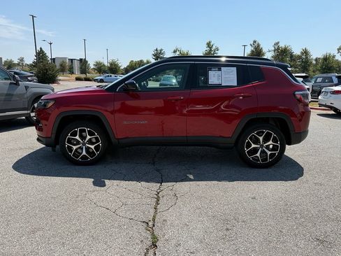 Used 2025 Jeep Compass Limited AWD/4WD image 4