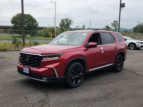 New 2025 Honda Pilot Touring image 2