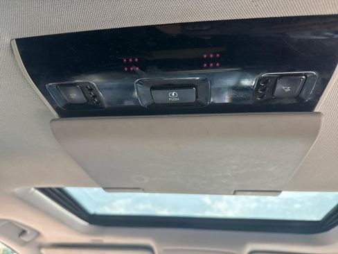 Used 2018 Chevrolet Suburban LT RWD image 30