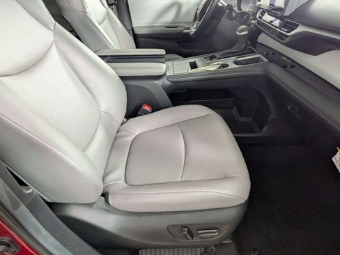Used 2025 Toyota Sienna XLE FWD image 27