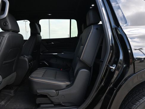 Used 2025 Chevrolet Traverse High Country FWD image 19