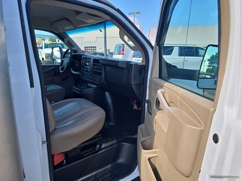 Used 2017 GMC Savana 4500 RWD image 14