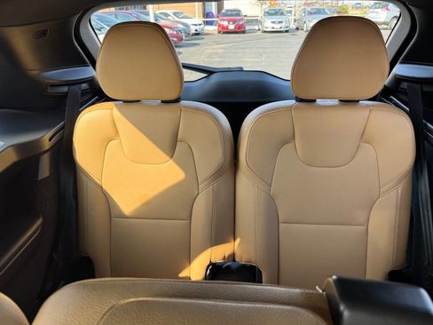 Used 2017 Volvo XC90 T6 Momentum w/ Vision Package image 19