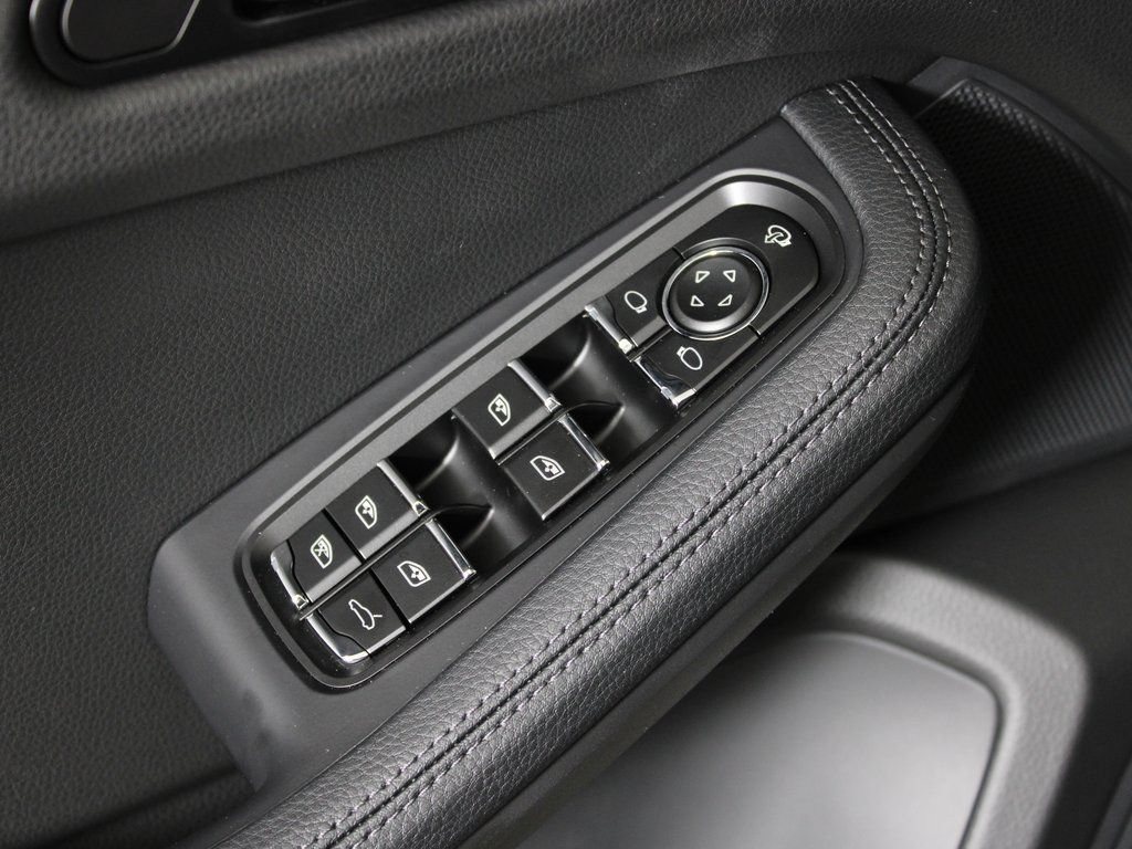 Certified 2026 Porsche Macan AWD/4WD image 15