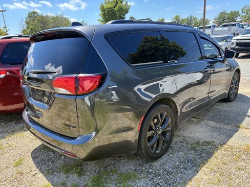Used 2019 Chrysler Pacifica Limited w/ Advanced Safetytec Group FWD image 8