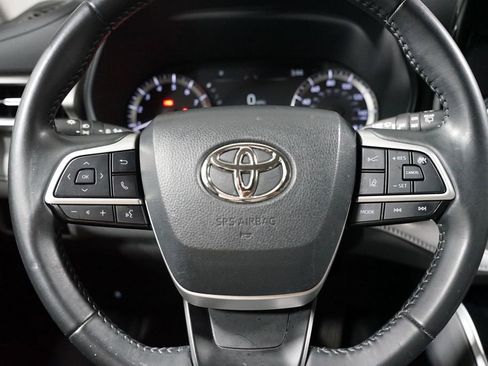 Used 2023 Toyota Highlander LE FWD image 12