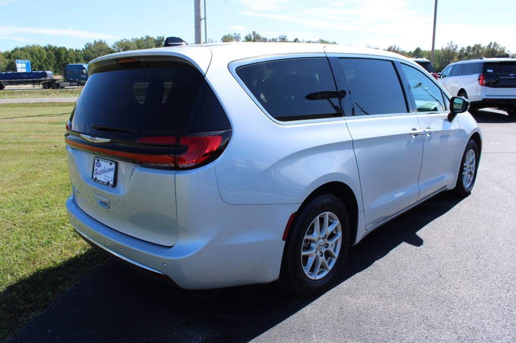 Used 2024 Chrysler Pacifica Touring-L FWD image 13