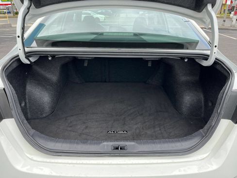 Used 2025 Nissan Altima 2.5 SV FWD image 36