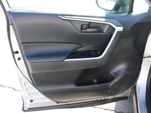 Used 2021 Toyota RAV4 LE image 9