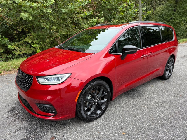 Used 2025 Chrysler Pacifica Limited FWD image 2