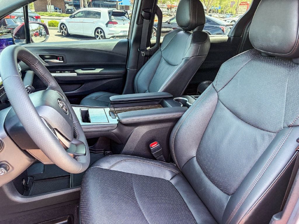 Used 2025 Toyota Sienna Platinum AWD/4WD image 42