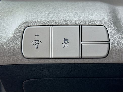 Used 2025 Hyundai Elantra Limited image 17